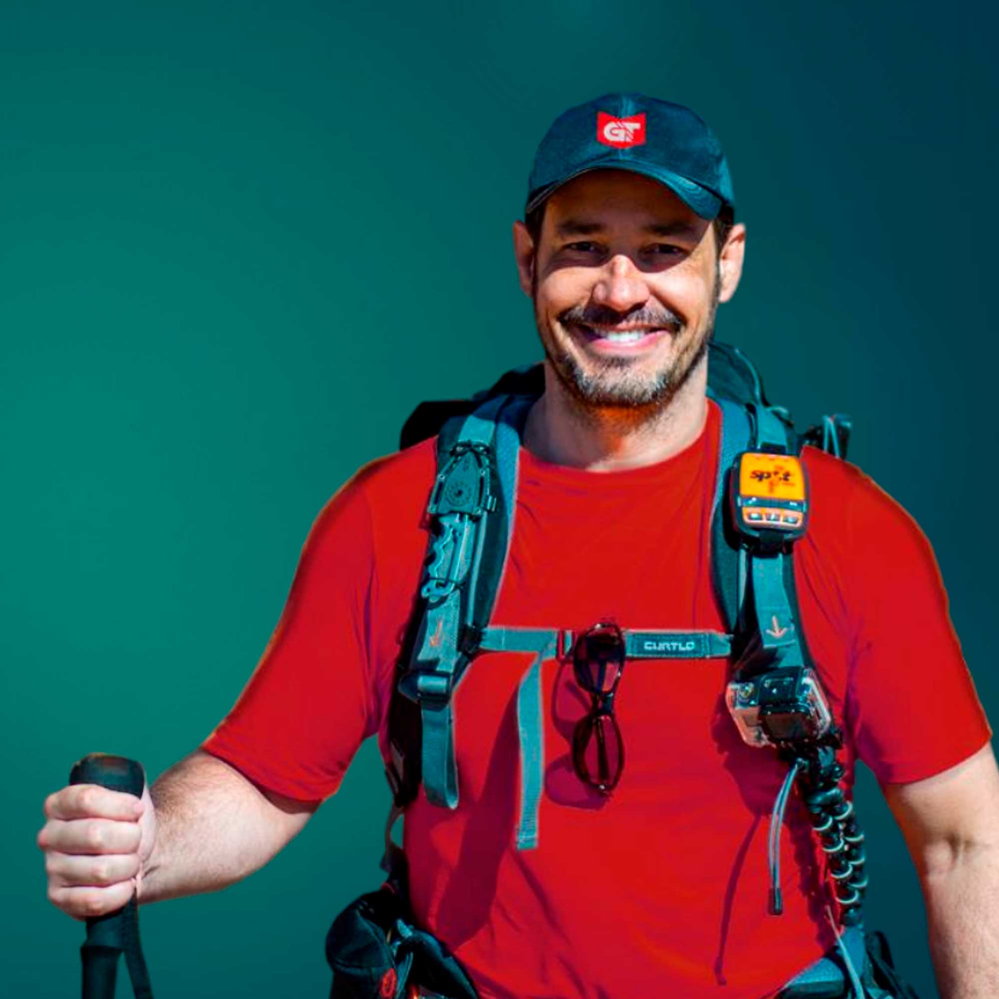 A imagem mostra o apresentador Celso Cavallini de camiseta vermelha, boné com o logo da General Tire e uma mochila de aventura equipada com diversos equipamentos para aventura.