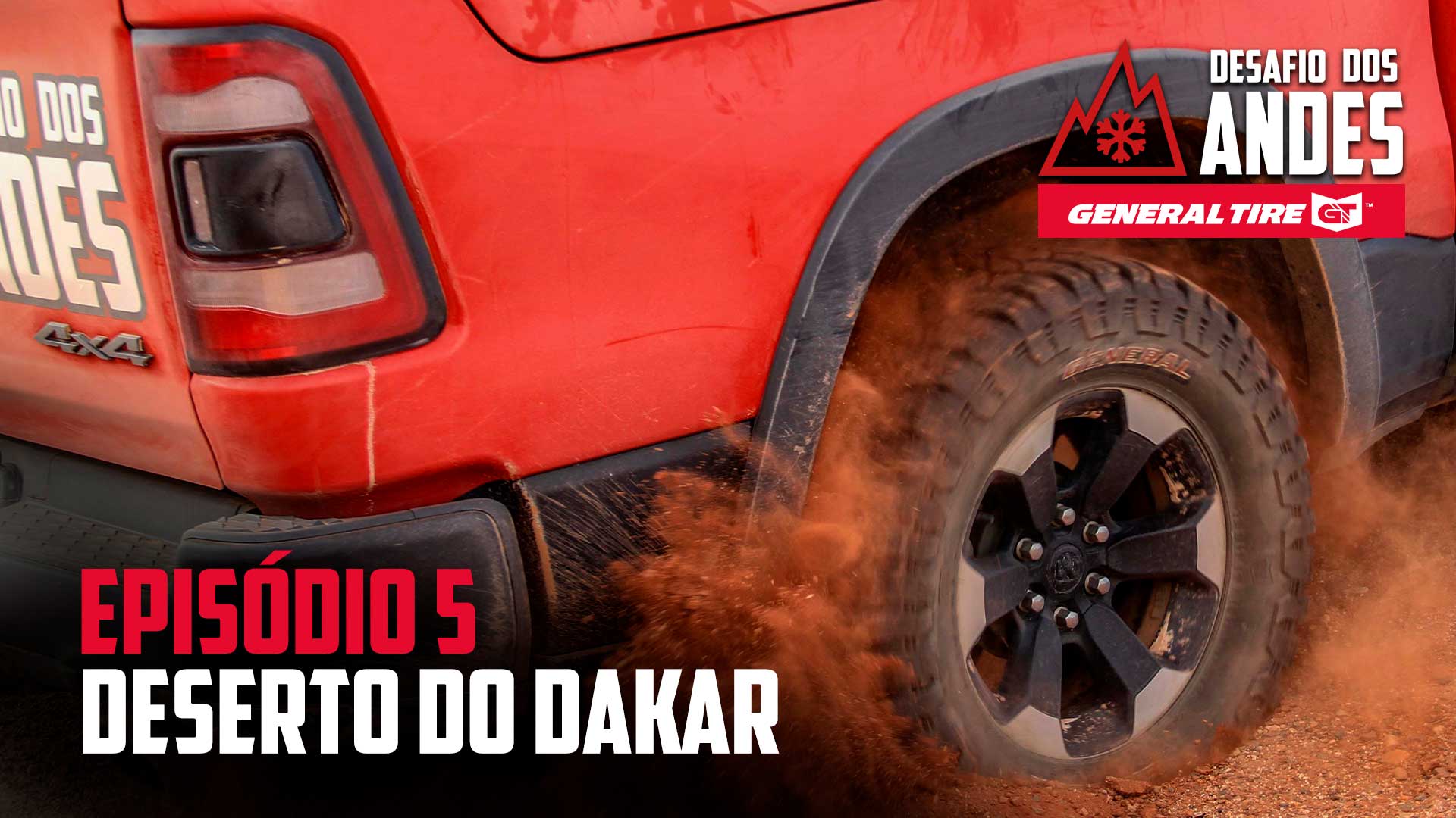 A imagem mostra um close do pneu General Tire Grabber X3 derrapando em um terreno rochoso numa caminhonete RAM vermelha. A cena lembra muito a modalidade automobilística de rally. O pneu parece ser grande e robusto, ressaltando sua capacidade off-road. No canto inferior esquerdo, o texto “Episódio 5: Deserto do Dakar” indica o tema do episódio. O fundo exibe um céu azul claro e montanhas.